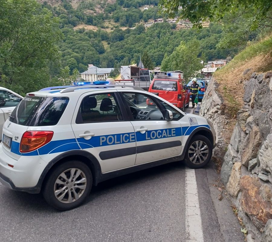 Polizia locale di Valtournenche impegnata nei rilievi di un incidente (foto d'archivio)