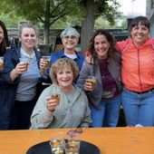 Franca Angela Aiello (seduta al centro della foto) insieme alle amiche violette