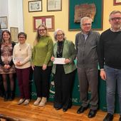 Foto di gruppo al termine della cerimonia di consegna dei fondi raccolti Foto di gruppo al termine della cerimonia di consegna dei fondi raccolti