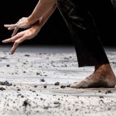 In piedi a sn Luna Rainero e la seconda da dx Sofia Maria Barmasse con al centro la docente Valeria Fiore In piedi a sn Luna Rainero e la seconda da dx Sofia Maria Barmasse con al centro la docente Valeria Fiore