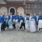 Foto di gruppo davanti alla Lavanderia a Vapore di Collegno