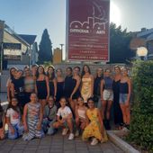 Il gruppo al completo di allievi e insegnanti all'esterno della 'Officina delle Arti'