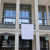 Giornata della legalità: il lenzuolo bianco sulla facciata del Consiglio per non dimenticare Giornata della legalità: il lenzuolo bianco sulla facciata del Consiglio per non dimenticare