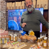 Alberto Dassisti con alcuni prodotti valdostani ad 'Al Sazio' di Lodi