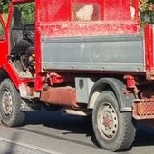 Evidenti i segni di frenata del furgone