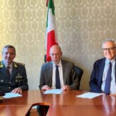 Da sn il colonnello Nicola Bia, il procuratore capo Luca Ceccanti e il direttore regionale dell’Agenzia delle Entrate, Guido Isolabella Da sn il colonnello Nicola Bia, il procuratore capo Luca Ceccanti e il direttore regionale dell’Agenzia delle Entrate, Guido Isolabella