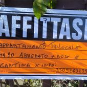 Al numero indicato su questo cartello risponde un presunto truffatore