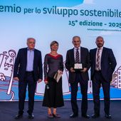 Il Presidente di Cva, Giovanni Aliboni (terzo da sn) alla consegna del premio