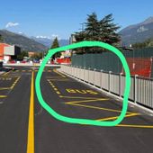 La fermata senza marciapiede né pensilina La fermata senza marciapiede né pensilina