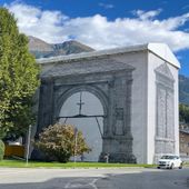 Aosta, l'Arco d'Augusto è ricomparso su tela; 'potevate pensarci subito, però...'