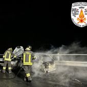 Auto distrutta dalle fiamme in autostrada a Montjovet