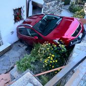 Auto contro il muro di una villa a La Salle