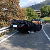 Auto con due persone a bordo si ribalta sulla strada di Introd