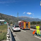 Vigili del fuoco all'opera in autostrada (immagine di repertorio)