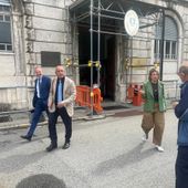 Nella foto da sn gli avvocati per la Regione Riccardo Jans e Marcello Cecchetti escono dal tribunale insieme ai ricorrenti Manuela Nasso ed Elio Riccarand