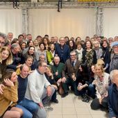 Giovanni Sisto, al centro, circondato dai legali del Foro di Aosta