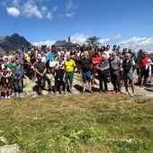 Foto di gruppo tra proprietari, gestori vecchi e nuovi e tanti amici e frequentatori del Barbustel