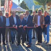 Al centro della foto il presidente di Confcommercio VdA, Graziano Dominidiato, taglia il nastro di BeerCult