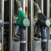 Carburanti, calo dei prezzi in Valle ma restano tra i più alti d’Italia