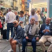 Pier Luigi Bersani tra gli aostani venuti ad ascoltarlo in place des Franchises