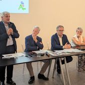 L'assessore Luciano Caveri riceve la Légion d'honneur dalle mani di Michel Barnier