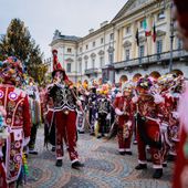 Aosta in festa con i luminosi e colorati 'Carnavals de Montagne'