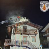 A fuoco il tetto di una casa a Saint-Vincent