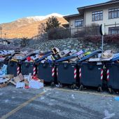 Cassonetti e moloch stracolmi di rifiuti in località La Prebendaz (cliccare sull'immagine per avviare la mini gallery)