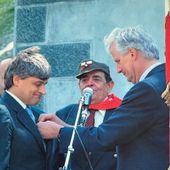 L'assessore Luciano Caveri riceve la Légion d'honneur dalle mani di Michel Barnier