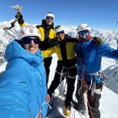 François Cazzanelli in cima al Kimshung