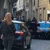 Aosta, maltratta il suo cane nelle vie del centro ma arrivano i carabinieri