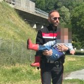 Il vicebrigadiere Gianluca Cottonaro con in braccio il piccolo Il vicebrigadiere Gianluca Cottonaro con in braccio il piccolo
