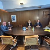 Il primo breve incontro tra il solo Presidente della Giunta, Renzo Testolin e il Cda della Casino spa il 30 giugno scorso a Saint-Vincent Il primo breve incontro tra il solo Presidente della Giunta, Renzo Testolin e il Cda della Casino spa il 30 giugno scorso a Saint-Vincent
