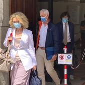 Giugno 2021, Fabio Chiavazza (al centro) esce dal tribunale di Aosta insieme ai suoi legali dopo la lettura della sentenza di primo grado