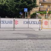 L'ingresso di una rampa dai garages bloccato dalle transenne