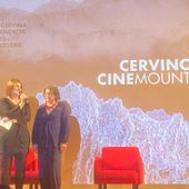 La sindaca Elisa Cicco porta i saluti della comunità votornen al pubblico del Cervino Cinemountain Film Festival