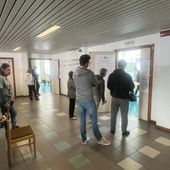 Elettori in fila ai seggi della scuola St-Roch di Aosta