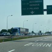 Scontro tra tre auto, due feriti e traffico autostradale in tilt