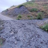 Saint-Pierre, frana a Vetan sulla strada verso gli alpeggi e il rifugio Falère Saint-Pierre, frana a Vetan sulla strada verso gli alpeggi e il rifugio Falère
