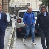Ezio Colliard (a sn) insieme all'avvocato Corrado Bellora all'ingresso di Palazzo Giustizia ad Aosta