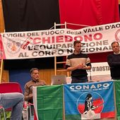 Un'assemblea del sindacato Conapo dei Vigili del fuoco valdostani, che chiede a gran voce l'equiparazione economica con i colleghi nazionali