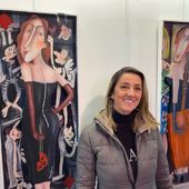 Patrizia D'Anna tra due sue opere