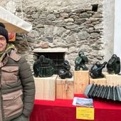 Donato Savin con alcune sue recenti opere alla Foire di Donnas di domenica scorsa