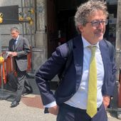 Luca Dovigo (sullo sfondo a sn) e l'avvocato Corrado Bellora escono da Palazzo di Giustizia dopo la lettura della sentenza