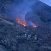 Quart, incendio nel bosco di Effraz