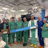 L'équipe medico-chirurgica in sala ibrida dopo l'intervento L'équipe medico-chirurgica in sala ibrida dopo l'intervento