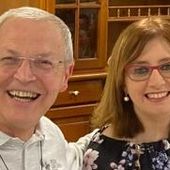 Alessandra Ferraro insieme a don Dante Carraro durante una indimenticabile serata al Circolo Valdostano della Stampa