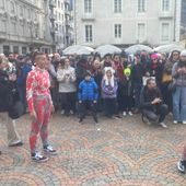 In 300 in piazza Chanoux per urlare 'basta' a femminicidi e violenze di genere VIDEO FLASH MOB