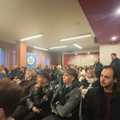 Sala gremita all'incontro organizzato dal gruppo consiliare di FI VdA