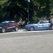 L'intervento delle Forze dell'ordine in piazza Manzetti